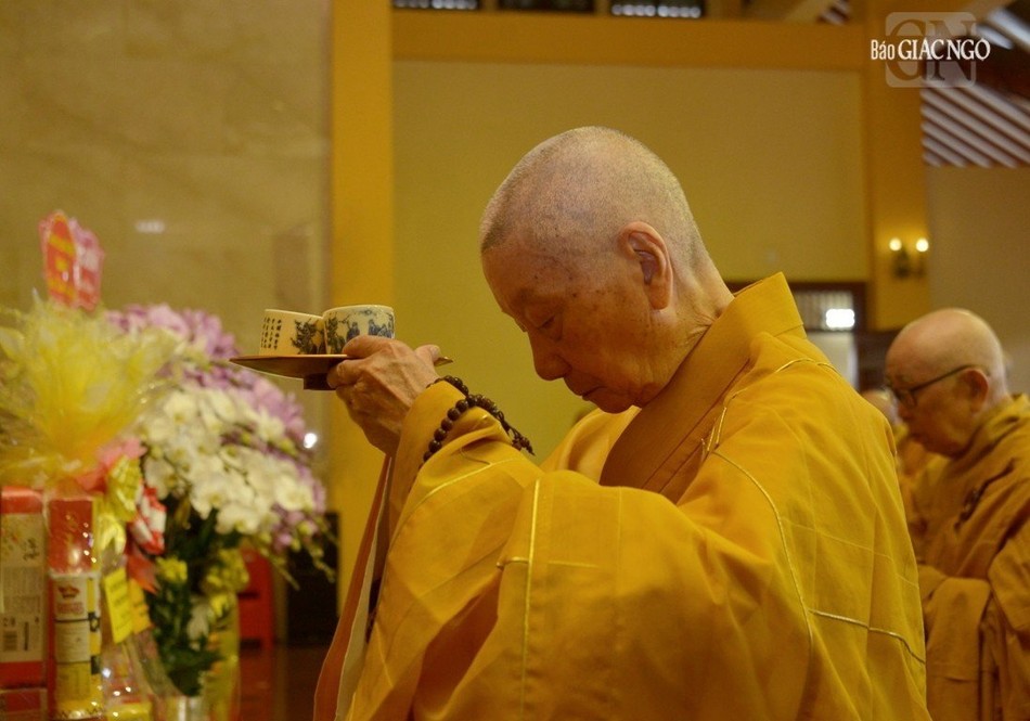 Trưởng lão Hòa thượng Thích Trí Quảng dâng trà cúng dường tại buổi lễ