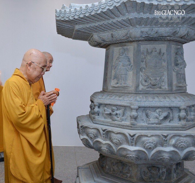 Đức Pháp chủ và chư vị Trưởng lão thăm bảo tháp cố Đại lão Hòa thượng Thích Từ Nhơn