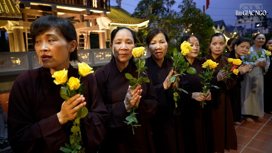 Ngay sau khi từ TP.HCM ra Nam Định, Đức Pháp chủ GHPGVN đã quang lâm chùa Vọng Cung, lễ Phật và dâng hương tưởng niệm chư vị Tổ sư, các bậc Thầy lớn trong công cuộc chấn hưng Phật giáo Việt Nam thế kỷ XX