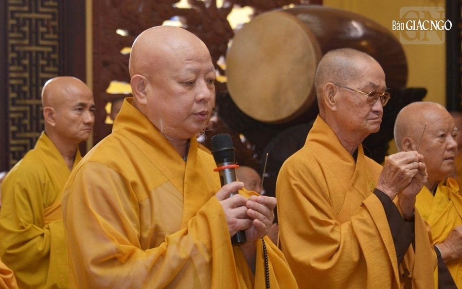 Hòa thượng Thích Lệ Trang truy tán công đức cố Thượng tọa Thích Minh Phát tại lễ tưởng niệm Hòa thượng Thích Lệ Trang truy tán công đức cố Thượng tọa Thích Minh Phát tại lễ tưởng niệm