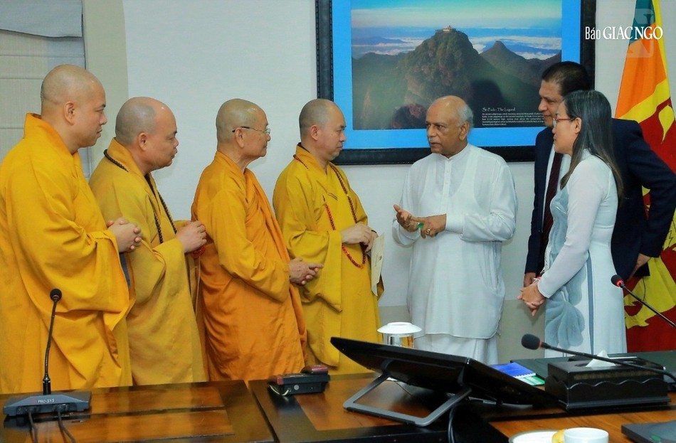 Cuộc chia sẻ diễn ra trong tình hữu nghị chân thành Cuộc chia sẻ diễn ra trong tình hữu nghị chân thành