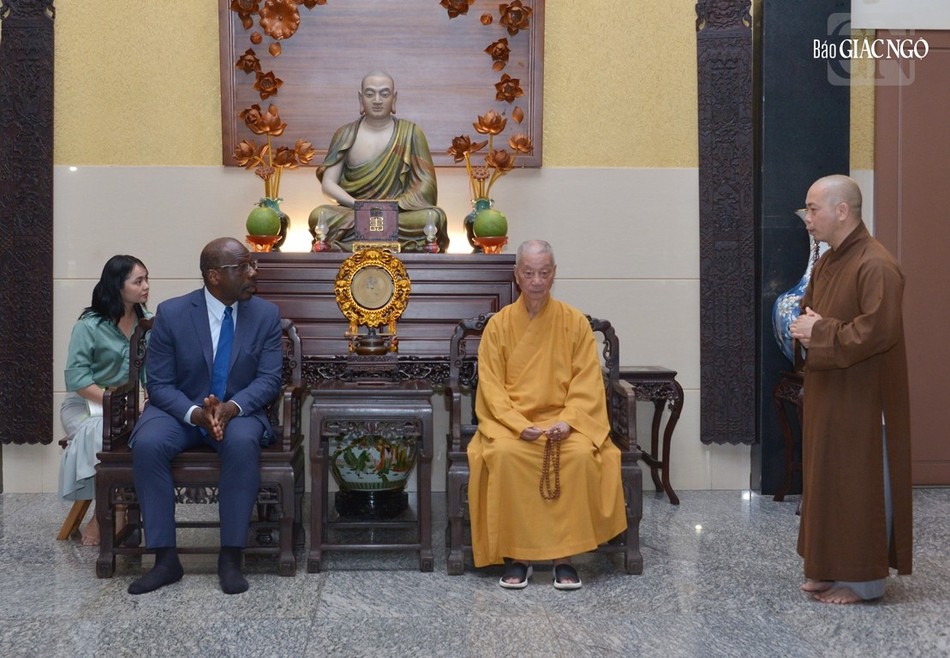 Thượng tọa Thích Quang Thạnh giới thiệu lãnh đạo GHPGVN tiếp đoàn