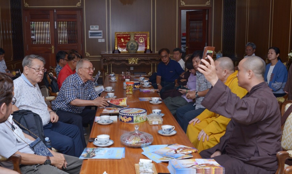 Thượng tọa Thích Tâm Hải, Tổng Biên tập Báo Giác Ngộ trả lời các câu hỏi của các nhà báo Thái Lan, giới thiệu về các loại hình báo chí Phật giáo trên hệ sinh thái số