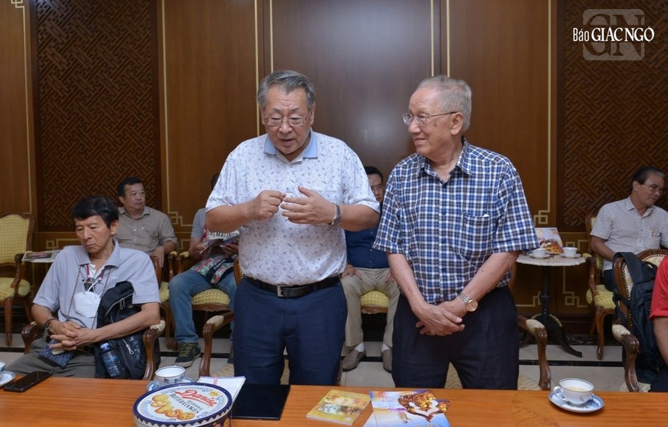 Nhà báo Amnat Jongyoting phát biểu