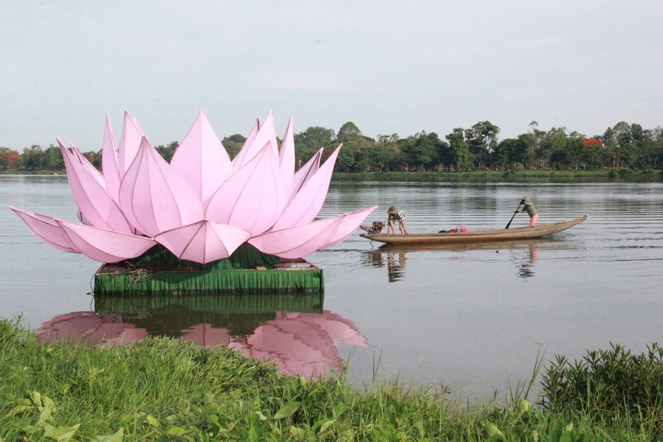 Kéo hoa sen ra giữa dòng sông Hương