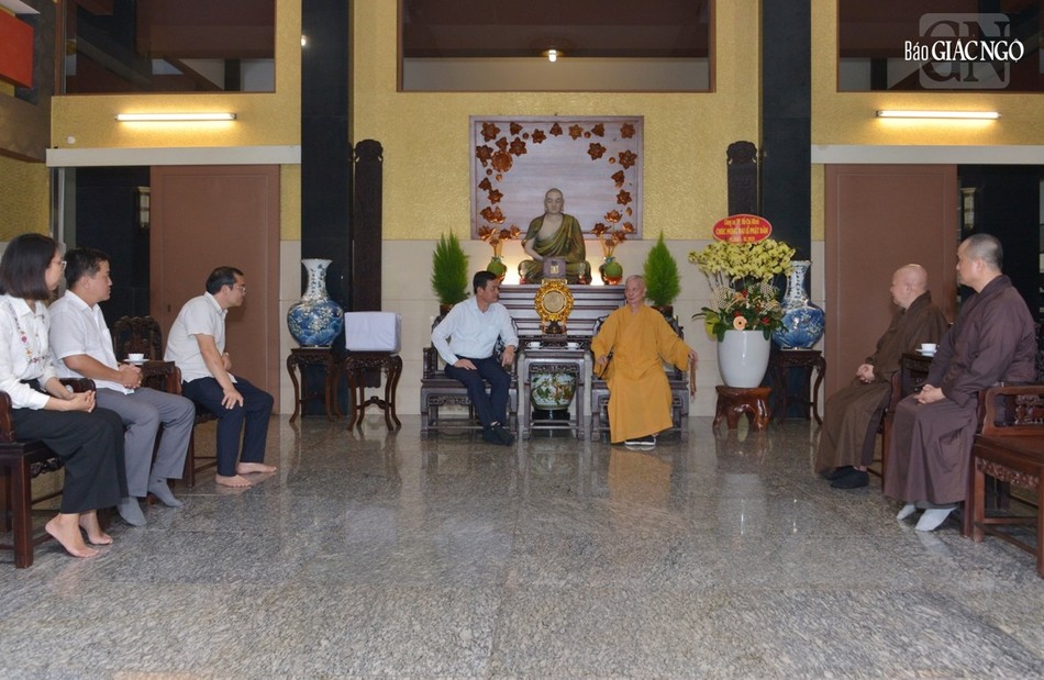 Quang cảnh buổi thăm tại chùa Huê Nghiêm Quang cảnh buổi thăm tại chùa Huê Nghiêm