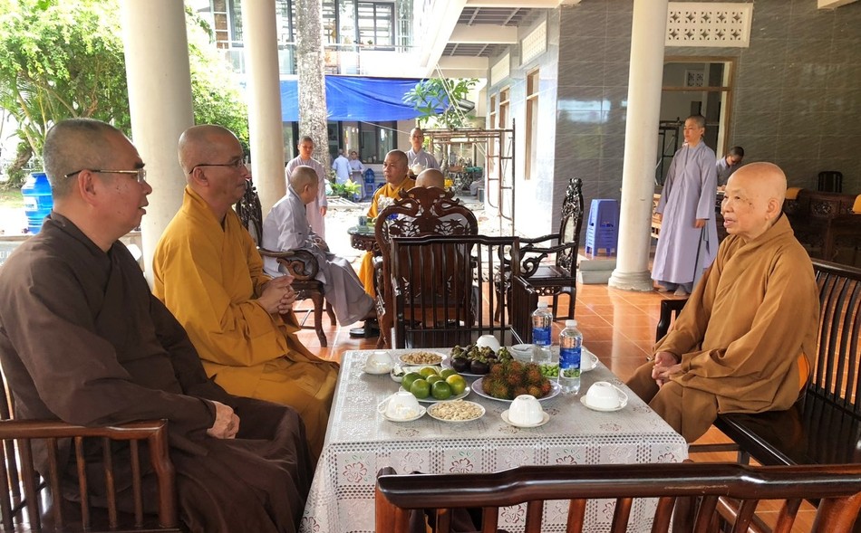 Quý Thượng tọa Ban Biên tập Báo Giác Ngộ phân ưu với Ni trưởng Thích nữ Như Đức Quý Thượng tọa Ban Biên tập Báo Giác Ngộ phân ưu với Ni trưởng Thích nữ Như Đức