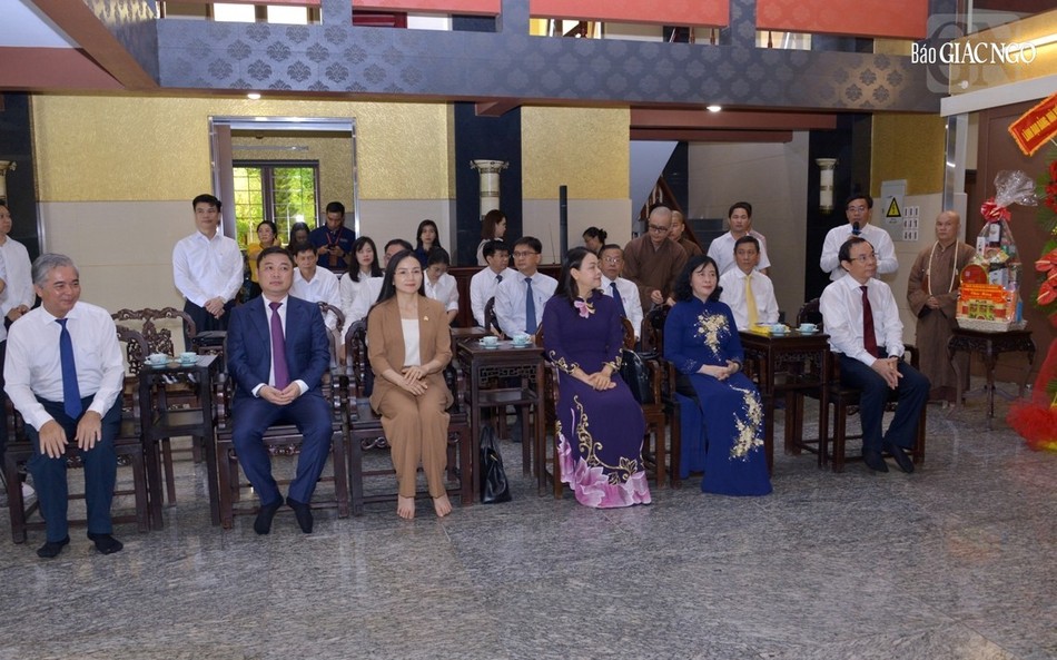 Phái đoàn tháp tùng Chủ tịch nước thăm Đức Pháp chủ GHPGVN Phái đoàn tháp tùng Chủ tịch nước thăm Đức Pháp chủ GHPGVN