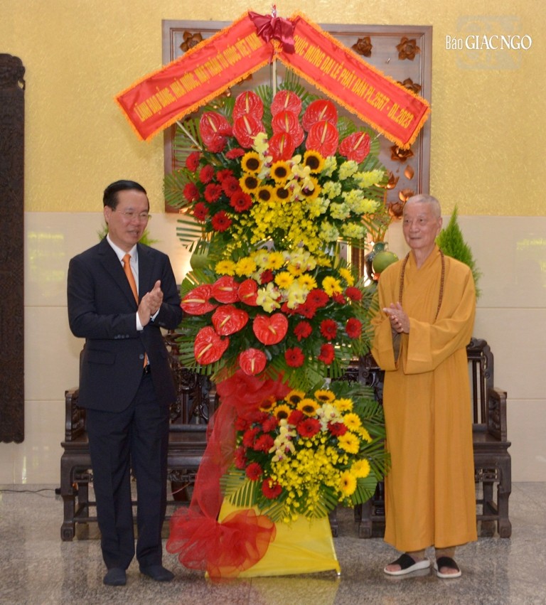 Chủ tịch nước tặng hoa chúc mừng Phật đản Chủ tịch nước tặng hoa chúc mừng Phật đản