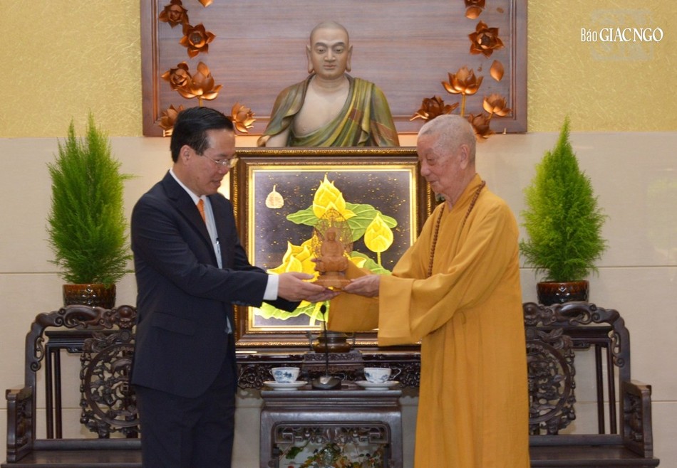 Đức Pháp chủ tặng pho tượng Phật đến Chủ tịch nước Võ Văn Thưởng Đức Pháp chủ tặng pho tượng Phật đến Chủ tịch nước Võ Văn Thưởng