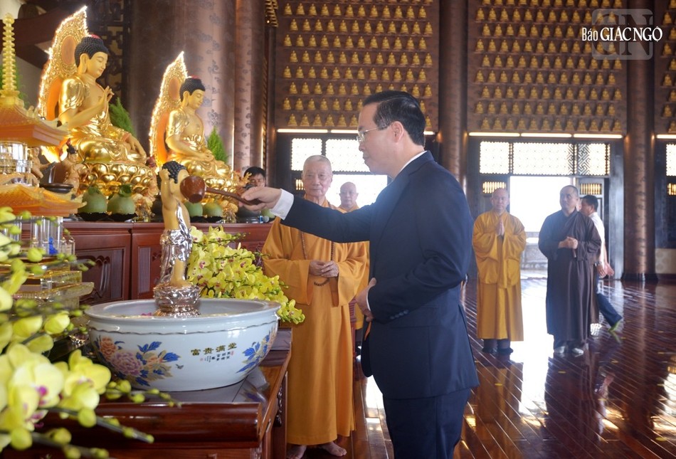 Chủ tịch nước dự nghi thức Tắm Phật truyền thống tại chánh điện chùa Huê Nghiêm Chủ tịch nước dự nghi thức Tắm Phật truyền thống tại chánh điện chùa Huê Nghiêm