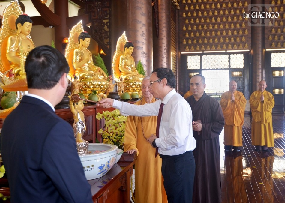 Ủy viên Bộ Chính trị, Bí thư Thành ủy TP.HCM Nguyễn Văn Nên tham dự lễ Tắm Phật truyền thống Ủy viên Bộ Chính trị, Bí thư Thành ủy TP.HCM Nguyễn Văn Nên tham dự lễ Tắm Phật truyền thống