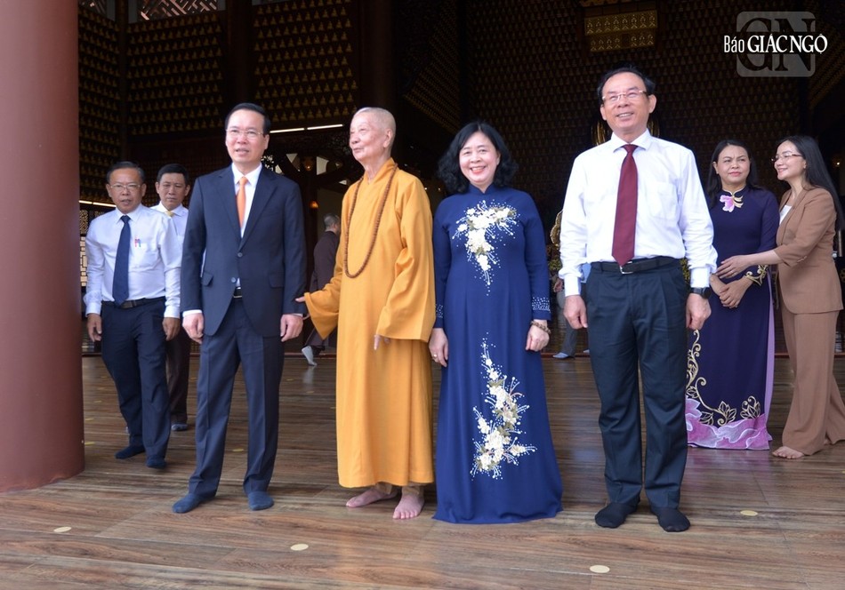 Chủ tịch nước và phái đoàn thăm chùa Huê Nghiêm Chủ tịch nước và phái đoàn thăm chùa Huê Nghiêm