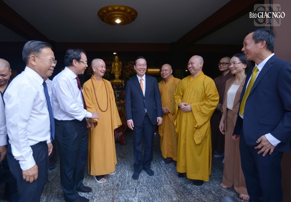 Đức Pháp chủ và chư vị giáo phẩm trò chuyện hoan hỷ cùng Chủ tịch nước Võ Văn Thưởng, Bí thư Thành ủy TP.HCM và phái đoàn tại chùa Huê Nghiêm Đức Pháp chủ và chư vị giáo phẩm trò chuyện hoan hỷ cùng Chủ tịch nước Võ Văn Thưởng, Bí thư Thành ủy TP.HCM và phái đoàn tại chùa Huê Nghiêm
