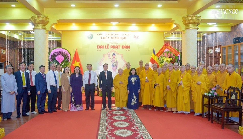 Phái đoàn chụp hình lưu niệm tại chùa Minh Đạo Phái đoàn chụp hình lưu niệm tại chùa Minh Đạo