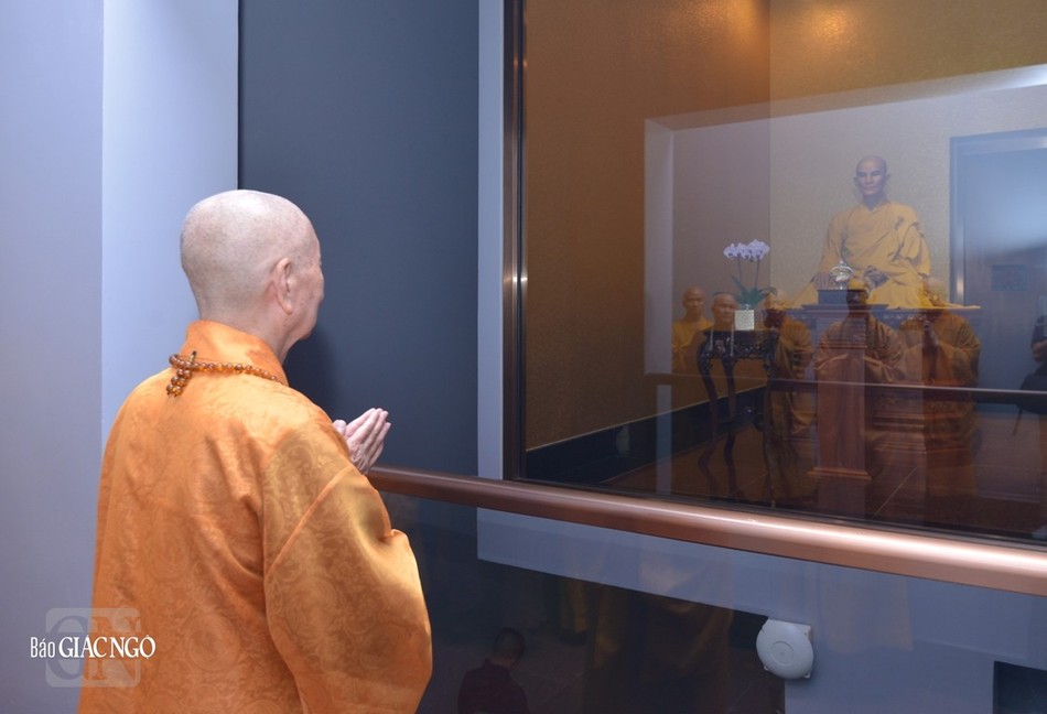 Đức Pháp chủ GHPGVN trước không gian tôn thờ xá-lợi xương Bồ-tát Thích Quảng Đức trong bảo tháp Đa Bảo Đức Pháp chủ GHPGVN trước không gian tôn thờ xá-lợi xương Bồ-tát Thích Quảng Đức trong bảo tháp Đa Bảo