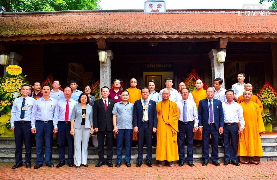 Phái đoàn Phó Thủ tướng Trần Lưu Quang tại chùa Phật Tích