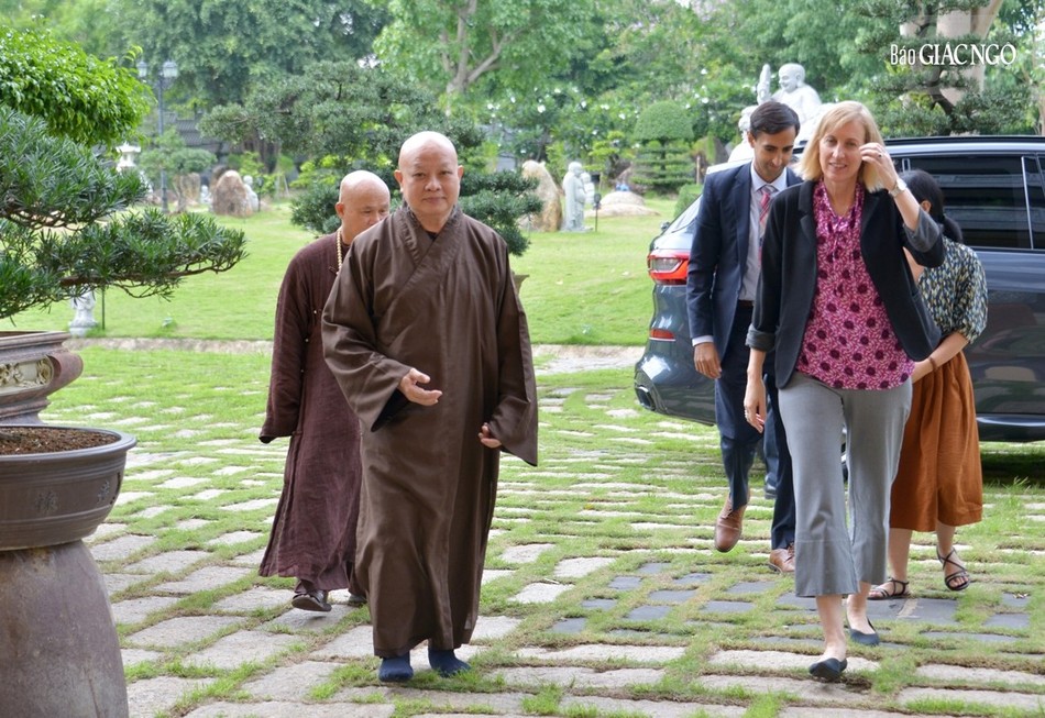 Quý giáo phẩm Phụ tá và Thư ký Đức Pháp chủ GHPGVN đón tiếp phái đoàn Tổng Lãnh sự Hoa Kỳ Quý giáo phẩm Phụ tá và Thư ký Đức Pháp chủ GHPGVN đón tiếp phái đoàn Tổng Lãnh sự Hoa Kỳ