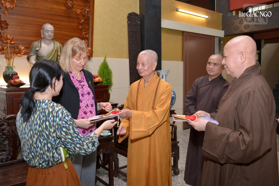 Quý Hòa thượng trao quà lưu niệm và Báo Giác Ngộ ấn phẩm đặc biệt kính mừng Phật đản và tưởng niệm 60 năm Bồ-tát Thích Quảng Đức vị pháp thiêu thân Quý Hòa thượng trao quà lưu niệm và Báo Giác Ngộ ấn phẩm đặc biệt kính mừng Phật đản và tưởng niệm 60 năm Bồ-tát Thích Quảng Đức vị pháp thiêu thân