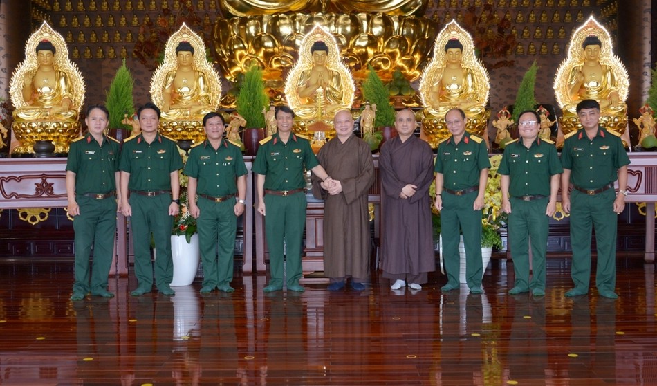 Chụp hình lưu niệm tại chánh điện chùa Huê Nghiêm Chụp hình lưu niệm tại chánh điện chùa Huê Nghiêm