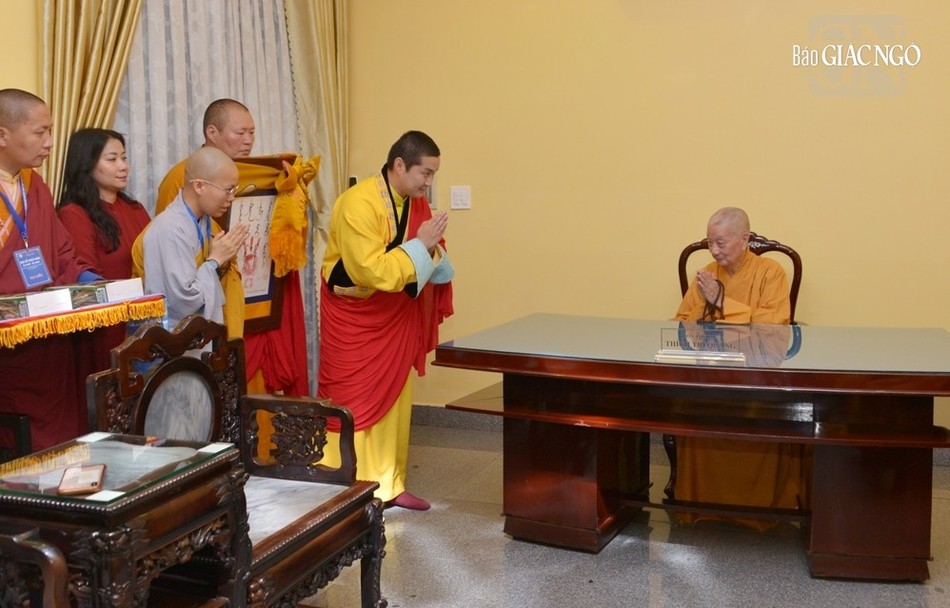 Lama Naro Panchen Rinpoche thăm hỏi Đức Pháp chủ GHPGVN