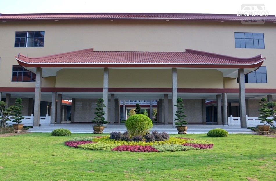 Việc sắp xếp sách, tài liệu đang được gấp rút thực hiện