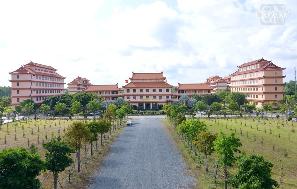 Tòa học đường (bên phải, ngoài nhìn vào) đã hoàn thành và đưa vào sử dụng