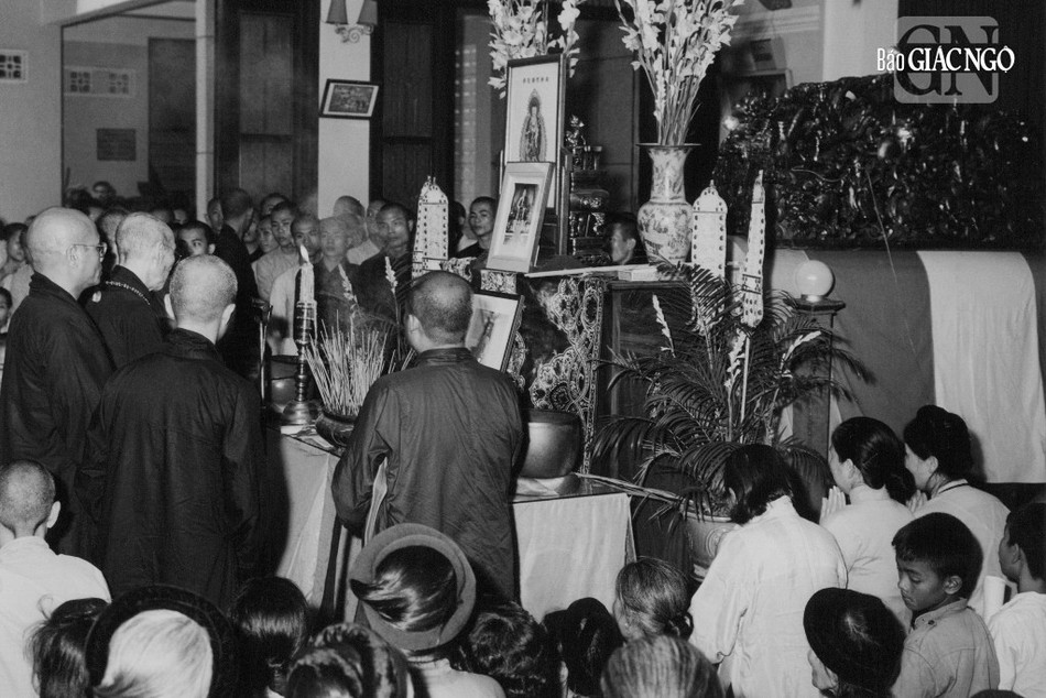 Đức Đại lão Hòa thượng Thích Tịnh Khiết, Hội chủ Tổng hội Phật giáo Việt Nam và chư tôn đức tưởng niệm, dự tang lễ Bồ-tát Thích Quảng Đức tại chùa Xá Lợi (Sài Gòn) - Ảnh tư liệu
