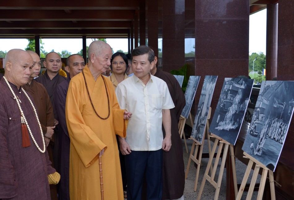 Đức Pháp chủ GHPGVN chia sẻ với ông Lê Minh Trí, Ủy viên T.Ư Đảng, Viện trưởng Viện Kiếm sát Nhân dân Tối cao về những bức ảnh báo chí của Malcolm Browne tại triển lãm - Ảnh: Bảo Toàn/BGN