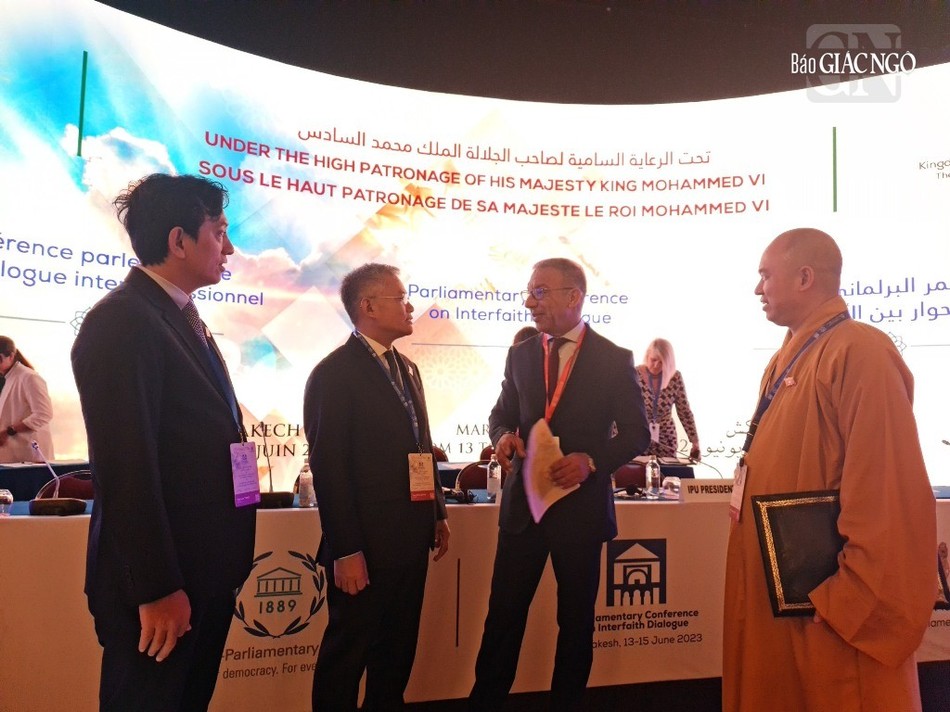 Trao đổi bên lề hội nghị