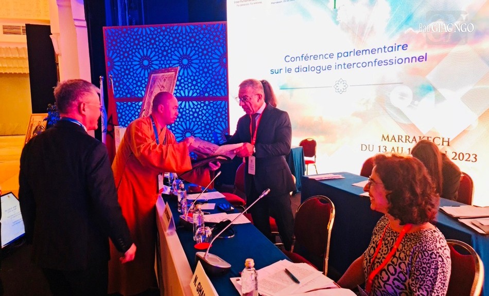 Trao đổi và tặng quà Chủ tịch IPU