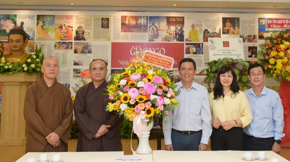 Ông Trần Xuân Điền, Phó Trưởng ban Dân vận Thành ủy TP.HCM và phái đoàn tặng hoa chúc mừng Ông Trần Xuân Điền, Phó Trưởng ban Dân vận Thành ủy TP.HCM và phái đoàn tặng hoa chúc mừng