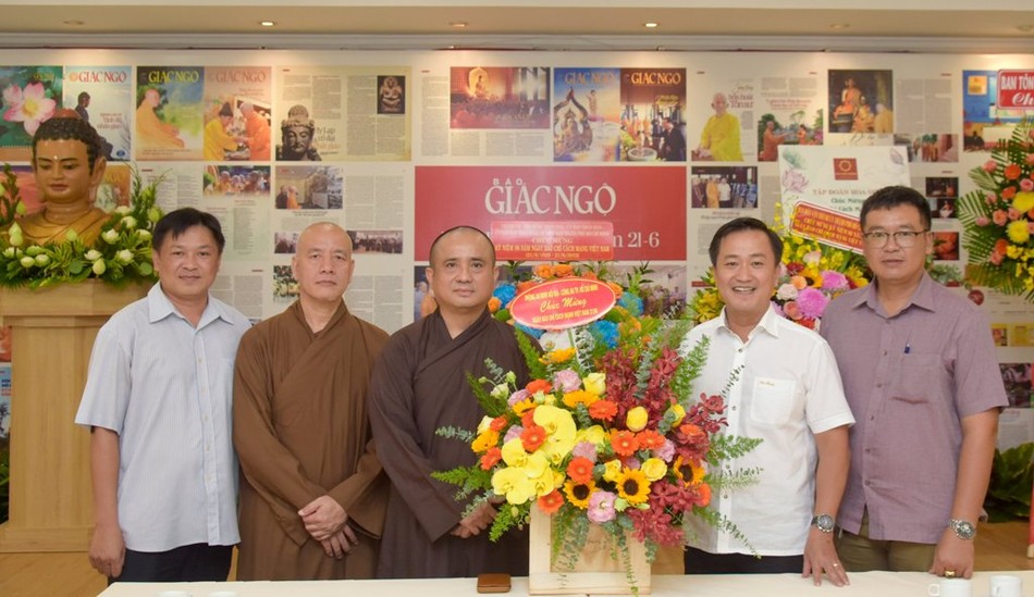 Đại tá Bùi Công Tú và các thành viên Phòng An ninh đối nội và phái đoàn PA02 - Công an TP.HCM chúc mừng Đại tá Bùi Công Tú và các thành viên Phòng An ninh đối nội và phái đoàn PA02 - Công an TP.HCM chúc mừng
