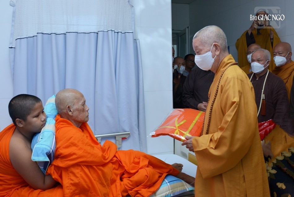 Đức Pháp chủ cúng dường pháp y mà Thủ tướng Ấn Độ Narendra Modi dâng cúng ngài trong dịp dự Hội nghị Thượng đỉnh Phật giáo Thế giới, cùng tịnh tài và các vật dụng thiết yếu đến Trưởng lão Hòa thượng Dương Nhơn Đức Pháp chủ cúng dường pháp y mà Thủ tướng Ấn Độ Narendra Modi dâng cúng ngài trong dịp dự Hội nghị Thượng đỉnh Phật giáo Thế giới, cùng tịnh tài và các vật dụng thiết yếu đến Trưởng lão Hòa thượng Dương Nhơn