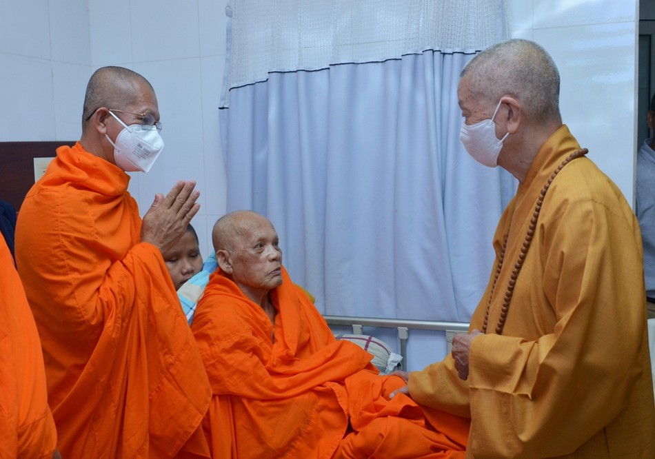 Đức Pháp chủ thăm Trưởng lão Hòa thượng Dương Nhơn Đức Pháp chủ thăm Trưởng lão Hòa thượng Dương Nhơn