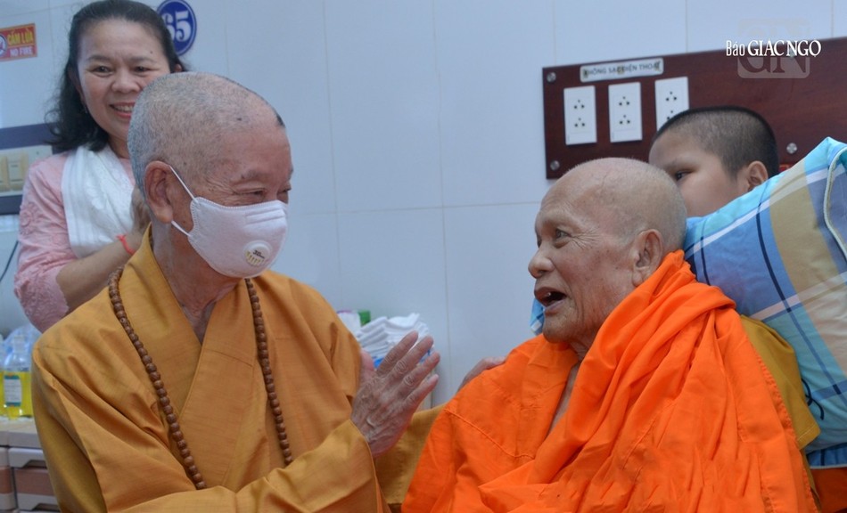 Thật bất ngờ, sau gần hai năm không hề nói, trong cuộc hội ngộ này, Trưởng lão Hòa thượng Dương Nhơn nói thành lời khiến mọi người hết sức ngạc nhiên và hết sức hoan hỷ Thật bất ngờ, sau gần hai năm không hề nói, trong cuộc hội ngộ này, Trưởng lão Hòa thượng Dương Nhơn nói thành lời khiến mọi người hết sức ngạc nhiên và hết sức hoan hỷ