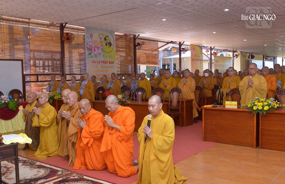 Chư vị giáo phẩm đảnh lễ tiếp nhận lời huấn thị của Đức Pháp chủ GHPGVN Chư vị giáo phẩm đảnh lễ tiếp nhận lời huấn thị của Đức Pháp chủ GHPGVN