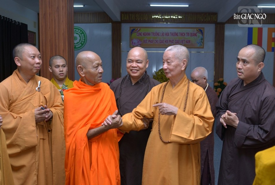 Trước khi rời chùa Khánh Quang, đến tịnh xá Ngọc Minh thăm Trưởng lão Hòa thượng Giác Nhường, ngài còn căn dặn Hòa thượng Đào Như quan tâm đến hai lĩnh vực đào tạo Tăng Ni tại Học viện Phật giáo Nam tông Khmer Trước khi rời chùa Khánh Quang, đến tịnh xá Ngọc Minh thăm Trưởng lão Hòa thượng Giác Nhường, ngài còn căn dặn Hòa thượng Đào Như quan tâm đến hai lĩnh vực đào tạo Tăng Ni tại Học viện Phật giáo Nam tông Khmer