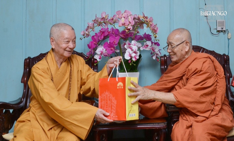 Đức Pháp chủ cúng dường đến Trưởng lão Hòa thượng Giác Nhường Đức Pháp chủ cúng dường đến Trưởng lão Hòa thượng Giác Nhường