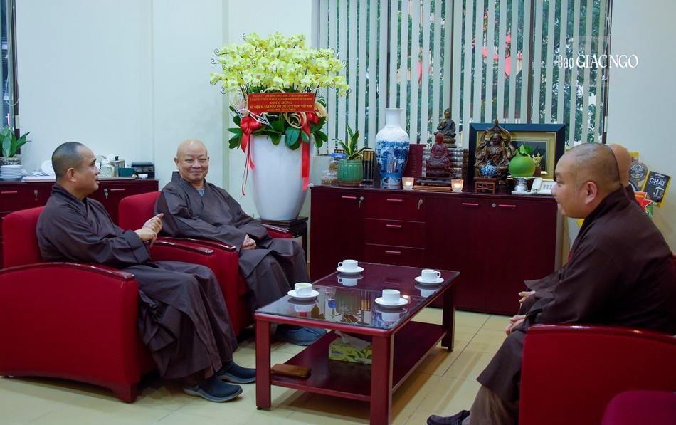 Không khí thăm viếng đầy đạo tình nhân Ngày Báo chí Việt Nam của Hòa thượng Thích Lệ Trang và Ban Thường trực Ban Trị sự Phật giáo TP.HCM tại trụ sở tòa soạn Báo Giác Ngộ chiều 21-6 Không khí thăm viếng đầy đạo tình nhân Ngày Báo chí Việt Nam của Hòa thượng Thích Lệ Trang và Ban Thường trực Ban Trị sự Phật giáo TP.HCM tại trụ sở tòa soạn Báo Giác Ngộ chiều 21-6