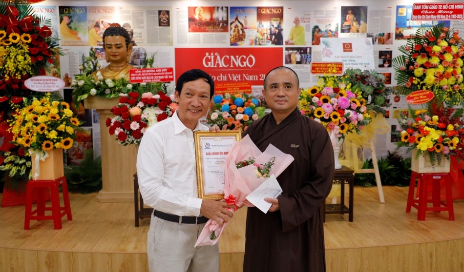 Nhà báo Trần Thế Phong vừa nhận giải thưởng Báo chí TP.HCM dành cho ảnh phóng sự về cho Báo Giác Ngộ Nhà báo Trần Thế Phong vừa nhận giải thưởng Báo chí TP.HCM dành cho ảnh phóng sự về cho Báo Giác Ngộ