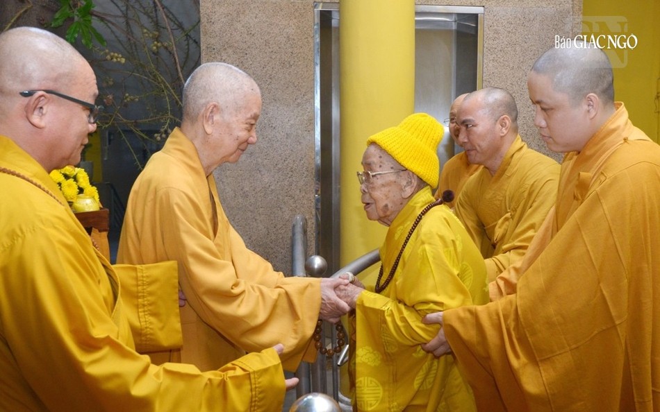 Dù đang ở tuổi 103, nhưng Đại lão Hòa thượng Thích Hiển Tu vẫn minh mẫn, ra tận cửa đón Trưởng lão Hòa thượng Thích Trí Quảng đến thăm vào sáng 28-6-2023, nhân mùa An cư Phật lịch 2567 Dù đang ở tuổi 103, nhưng Đại lão Hòa thượng Thích Hiển Tu vẫn minh mẫn, ra tận cửa đón Trưởng lão Hòa thượng Thích Trí Quảng đến thăm vào sáng 28-6-2023, nhân mùa An cư Phật lịch 2567