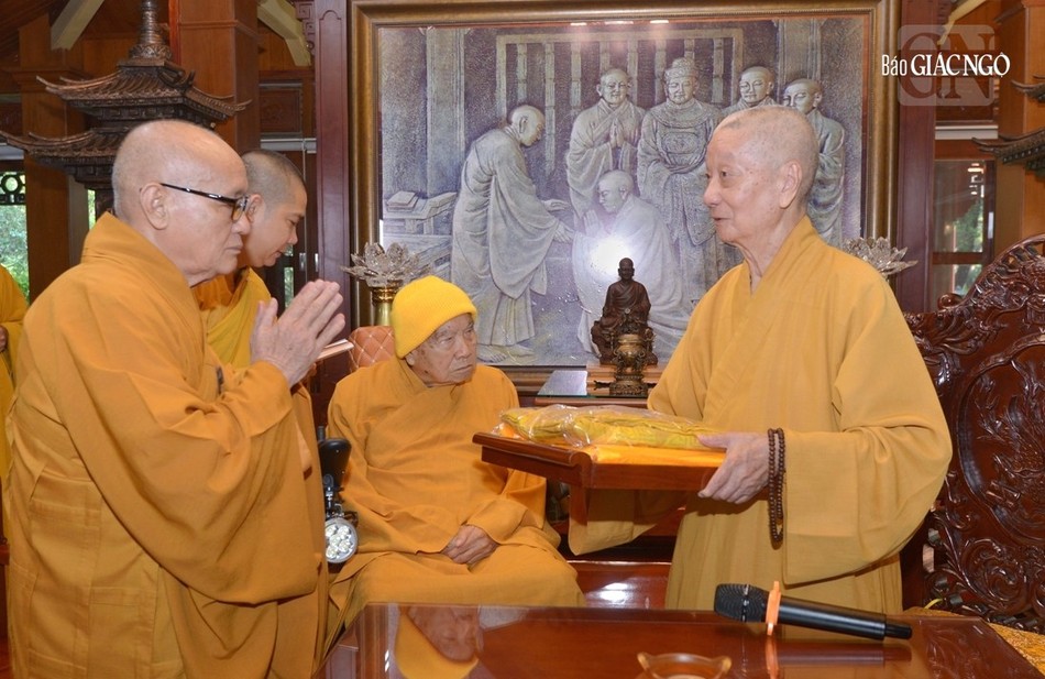 Đức Pháp chủ GHPGVN cúng dường pháp y và tịnh tài khánh tuế đến Thiền sư Thích Thanh Từ Đức Pháp chủ GHPGVN cúng dường pháp y và tịnh tài khánh tuế đến Thiền sư Thích Thanh Từ