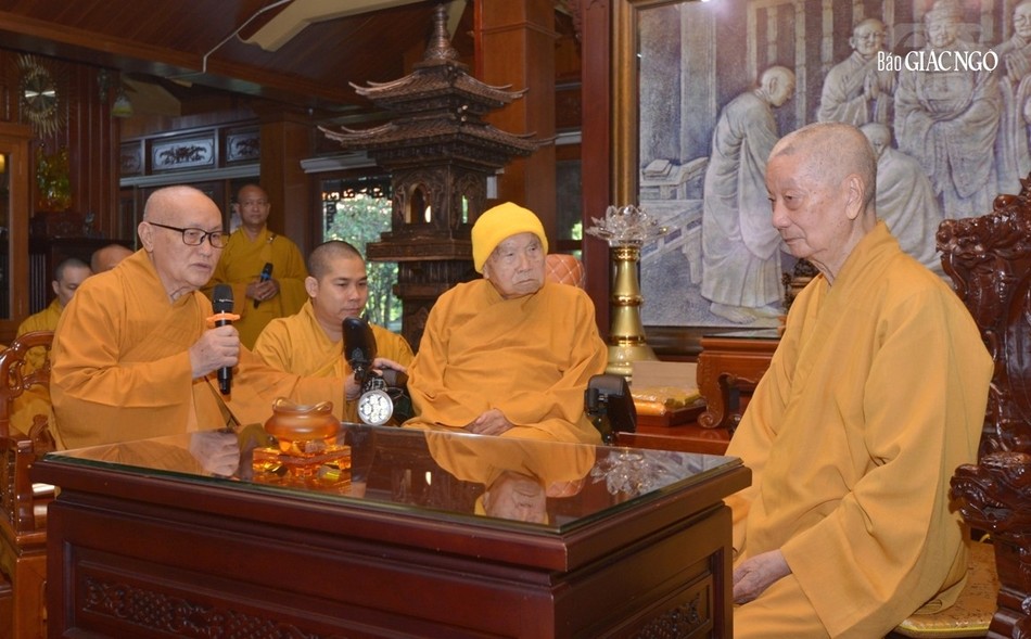 Trưởng lão Hòa thượng Thích Nhật Quang tác bạch lên nhị vị Trưởng lão Trưởng lão Hòa thượng Thích Nhật Quang tác bạch lên nhị vị Trưởng lão