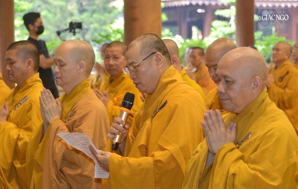 Chư Tăng tác bạch trình về việc an cư của thiền viện Chư Tăng tác bạch trình về việc an cư của thiền viện