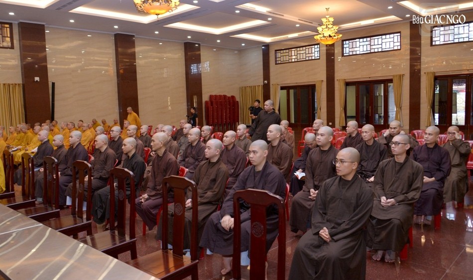 Các hành giả an cư tại Việt Nam Quốc Tự dự khán