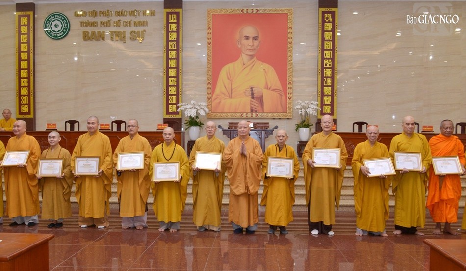 Hòa thượng Trưởng ban Trị sự trao Bằng công đức đến 17 đơn vị tham gia thiết trí xe hoa