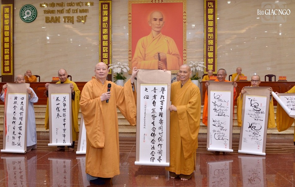 Thượng tọa Thích Trí Chơn, Trưởng ban Văn hóa đón nhận quà tinh thần của Hòa thượng Trưởng ban Trị sự với nhiều đóng góp về việc tổ chức triển lãm, văn nghệ và thiết trí lễ đài