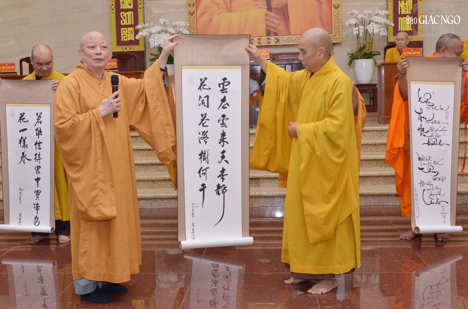 Thượng tọa Thích Quảng Chơn, Trưởng ban Nghi lễ đón nhận quà tặng cho nội dung xe hoa thiết trí sáng tạo