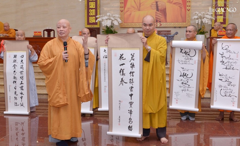 Đại đức Thích Quảng Hậu đại diện Báo Giác Ngộ nhận quà tặng lưu niệm của Hòa thượng Trưởng ban Trị sự GHPGVN TP.HCM dành cho nội dung thiết trí xe hoa sáng tạo